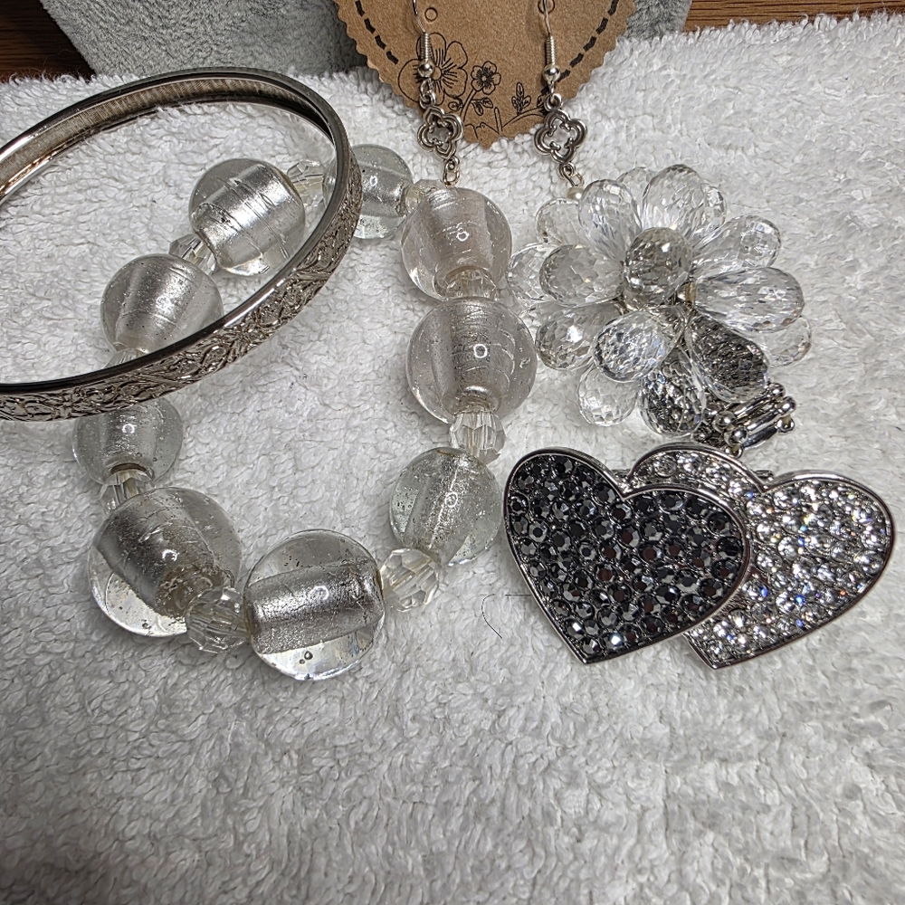 Jewelry Bundle: 2 Bracelets, 2 Stretch Rings and a Pair of Earrings